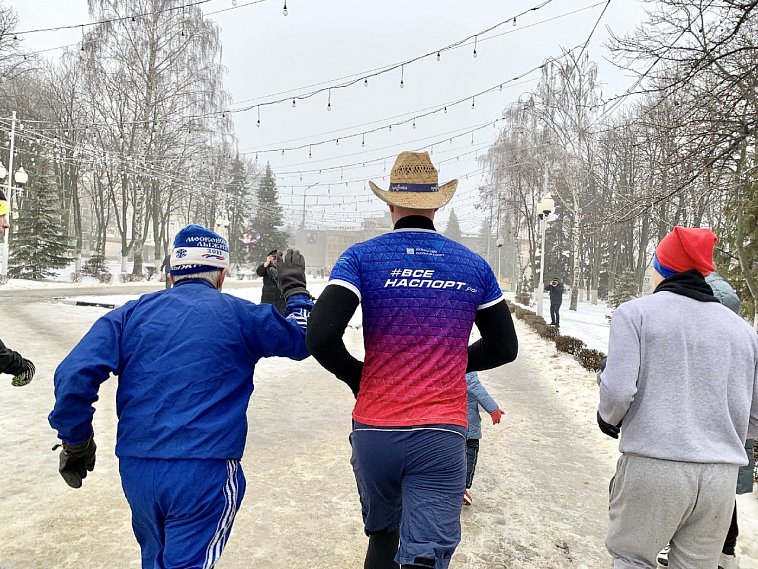 Жители Губкина пробежали 2021 метр в первый день нового года