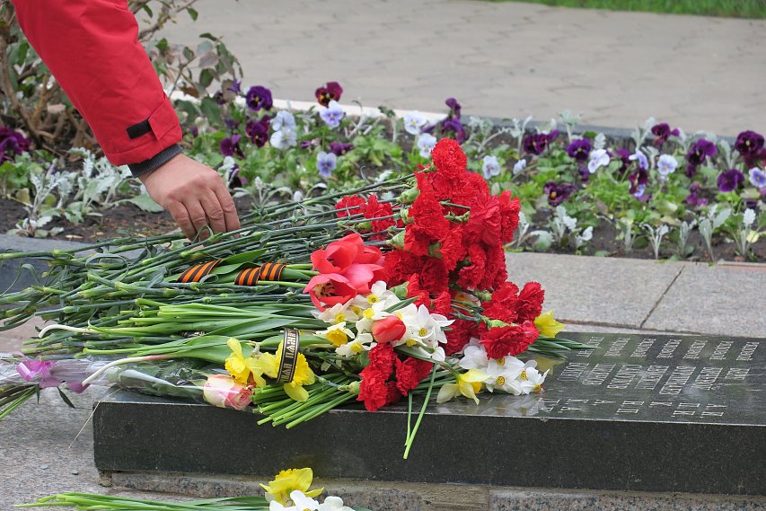 Губкинцы несут цветы к мемориалам, посвящённым Великой Отечественной войне