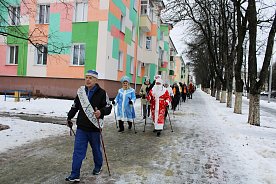 Колонна любителей скандинавской ходьбы прошла по Губкину во главе с 85-летним Вячеславом Иовлевым