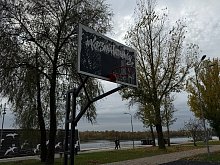 На «Лесопляже» обновили баскетбольную площадку: вместо старой стойки — профессиональный комплект