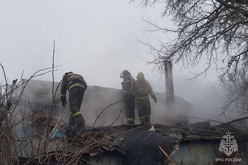 В Губкине пожарные спасли мужчину из горящего дома