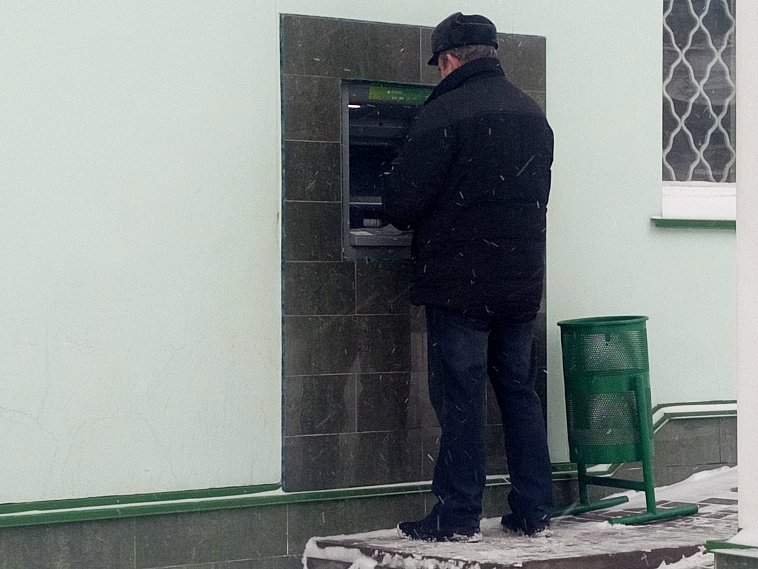На одного жителя Белгородской области приходится по две платёжные карты
