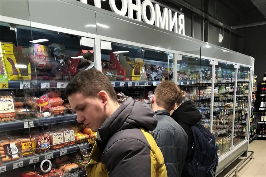 Просроченные пирожные, сыр и борщ нашла молодёжь в губкинских супермаркетах