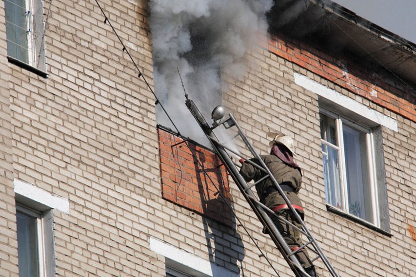 На улице Лазарева в огне едва не погибли женщина и ребёнок