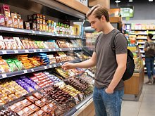 Полицейские Губкина задержали подозреваемых в краже шоколада и алкоголя из магазина