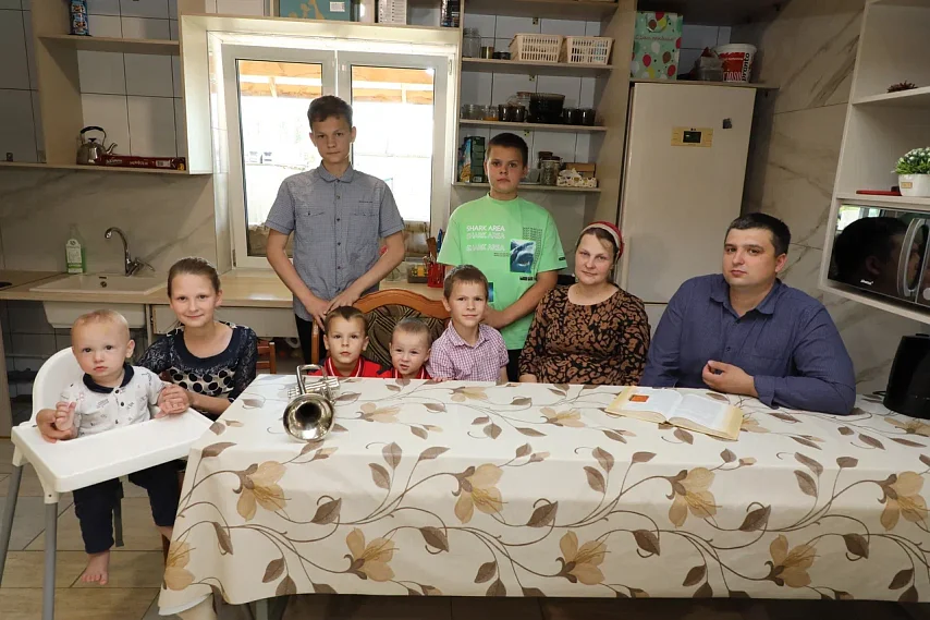 Чему учит своих семерых детей губкинец Сергей Мисюрин
