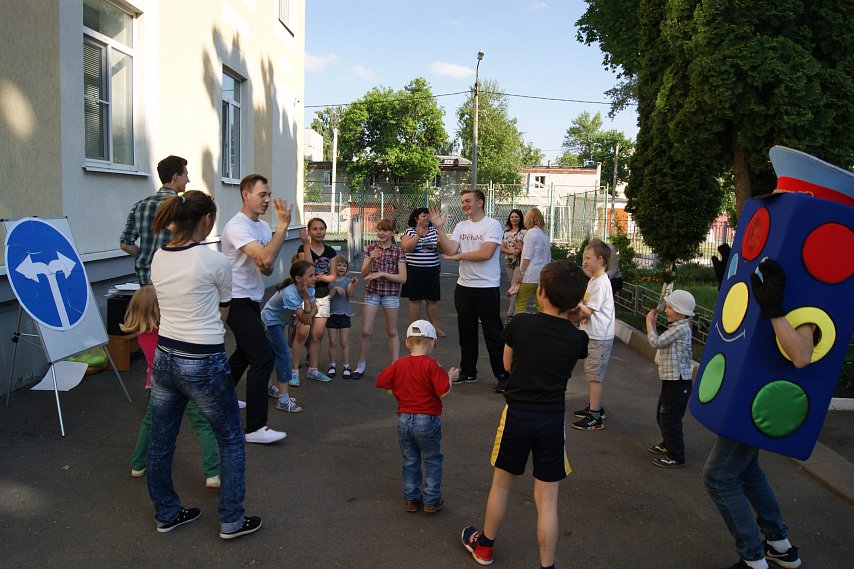 Губкинские волонтёры организовали для детей путешествие в Светофорию