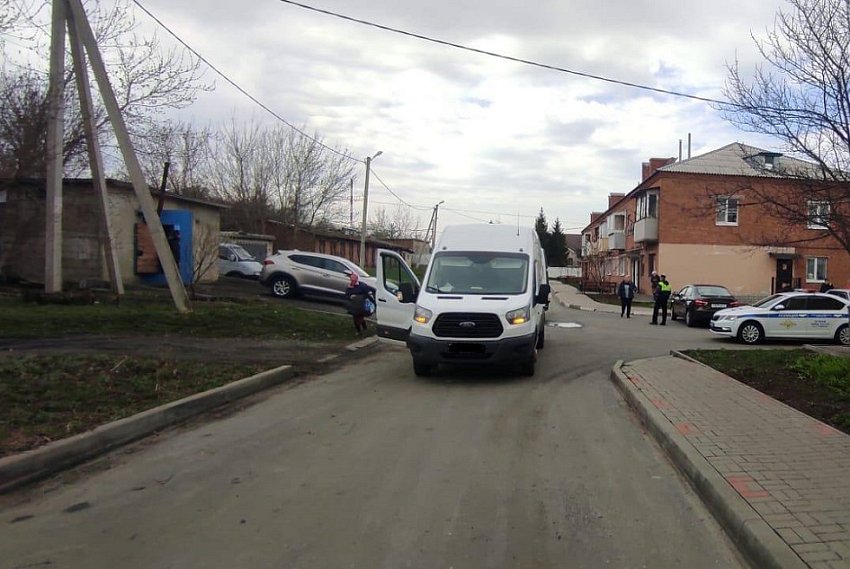 Микроавтобус наехал на пенсионерку во дворе многоэтажки в Губкине