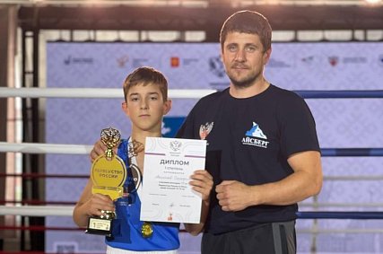 Серафим Анненков из Губкина одержал победу на первенстве России по боксу