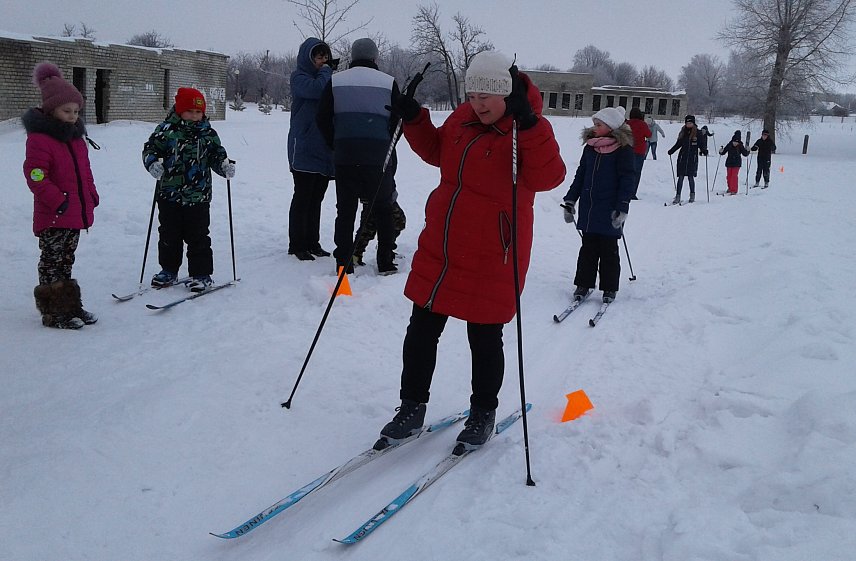 В губкинской школе папы и мамы встали на лыжи