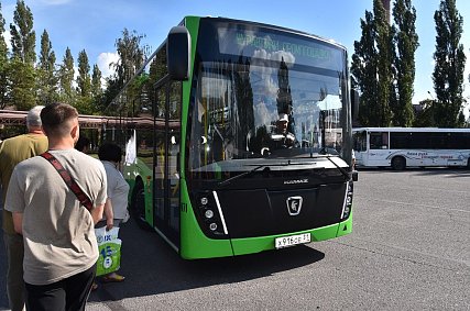 На маршруты для работников Лебединского ГОКа вышли восемь новых зелёных автобусов