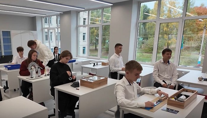 В губкинском образовательном комплексе «СтартУм» после ремонта открылся кабинет физики