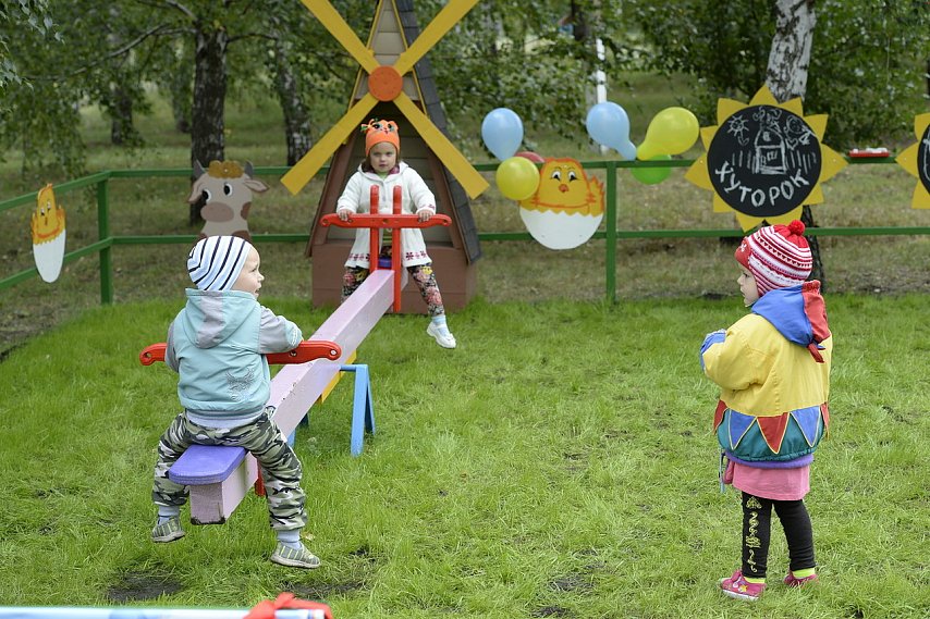 Жители Мелавого обустроили в селе детскую игровую площадку