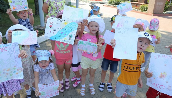 Губкинские дошкольники и волонтеры провели экологическую акцию