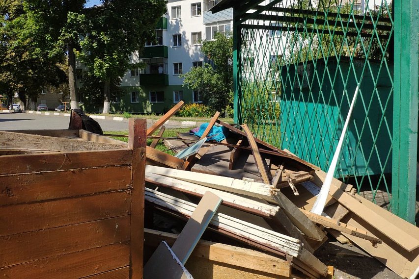 Губкинцам объяснили, когда и куда выбрасывать крупногабаритный мусор