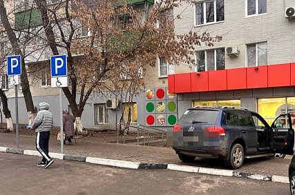 В Губкине сбили двух пожилых женщин на тротуаре и зебре