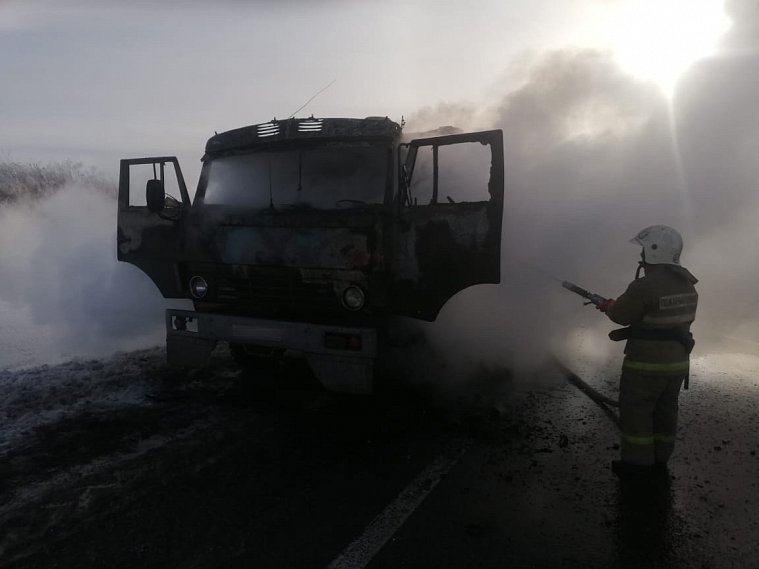 КамАЗ загорелся на трассе под Губкином