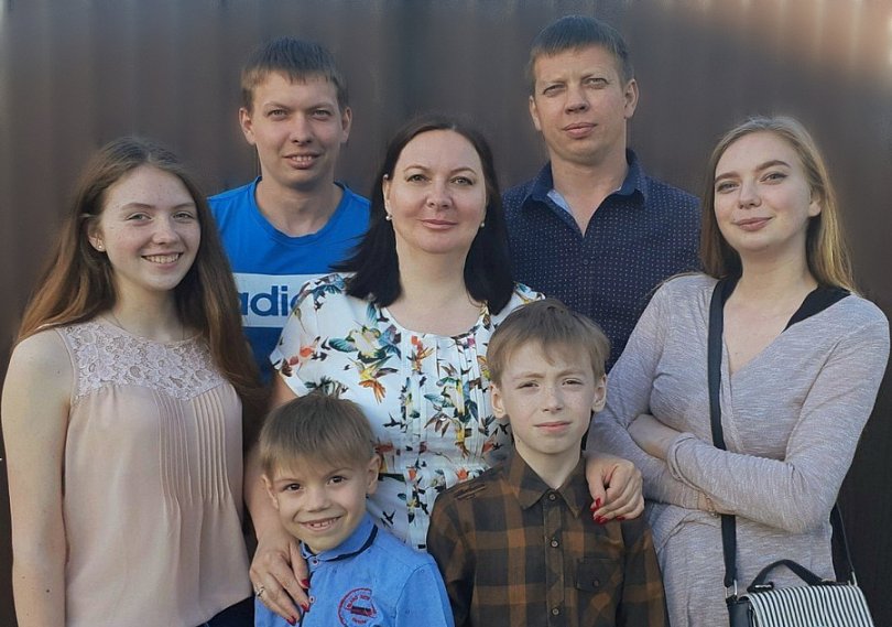 Пара, усыновившая ребёнка из Губкина, стала курской «Семьёй года-2018»