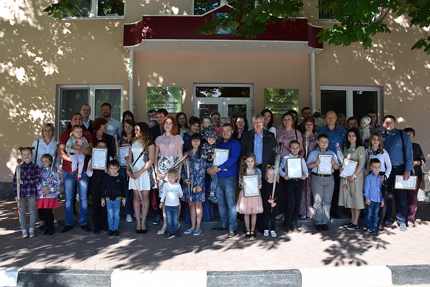 16 молодых губкинских семей получили жилищные сертификаты на 10 млн рублей