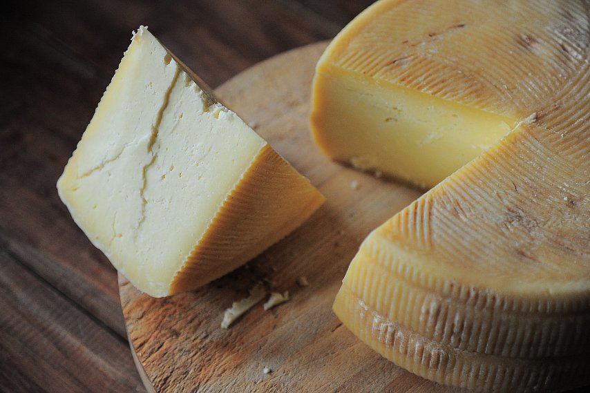 Из губкинского магазина пропало 8,5 килограммов сыра
