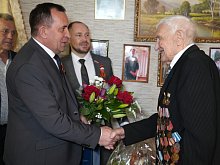 И сегодня он по-прежнему в строю: руководители ЛГОКа поздравили 99-летнего фронтовика