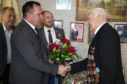 И сегодня он по-прежнему в строю: руководители ЛГОКа поздравили 99-летнего фронтовика