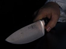 В Губкинском округе мужчина ударил ножом новоявленного сожителя своей жены 