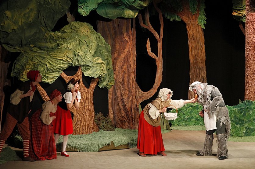 Декорации для детского спектакля. Спектакль репка в театре. Костюмы для спектакля дюймовочка. Постановка современных сказок. Театрализованное представление.