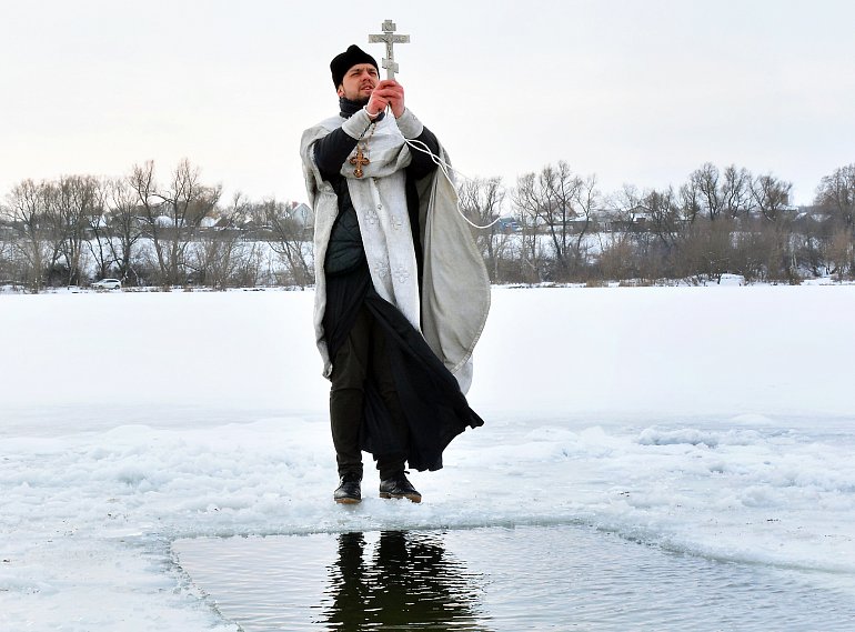 Священник онлайн: когда крещенская вода помогает, а когда – нет