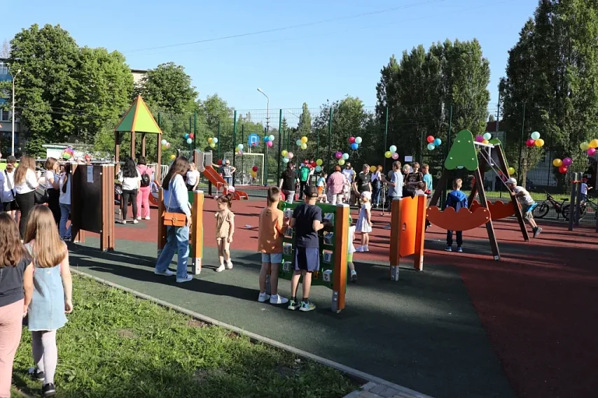 В Губкине на улице Лазарева открыли новую спортивно-игровую площадку