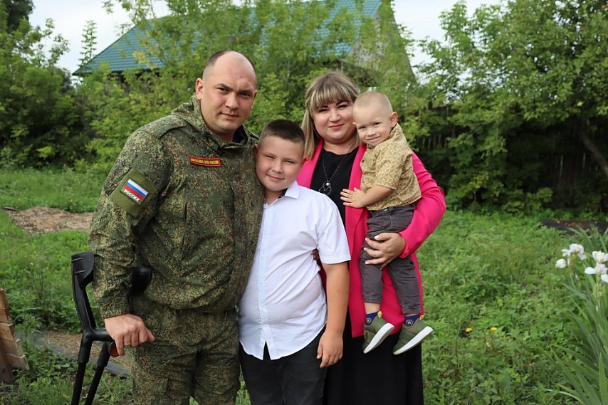 «Взрыв оставил меня без ноги»: губкинец Евгений Дмитриев — о семье, спорте и работе после ранения 