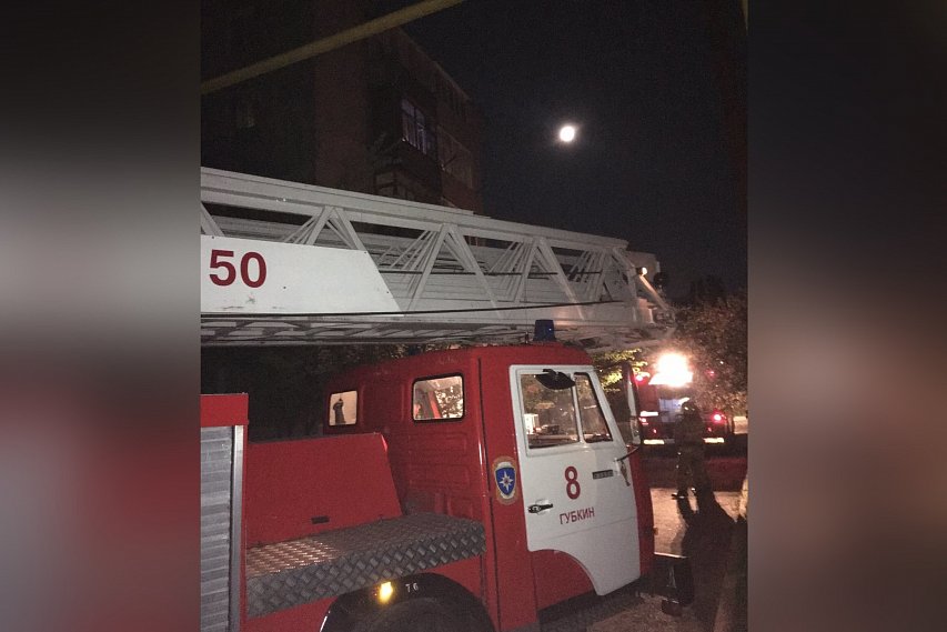 Двухкомнатная квартира загорелась в Губкине