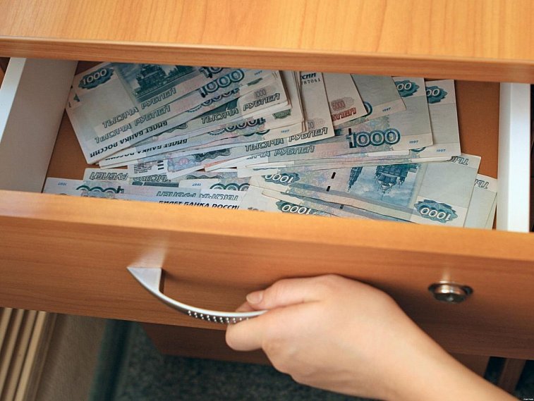 Экс-сотрудница банка прикарманила полмиллиона рублей губкинцев