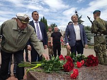 В Губкине 98-летний ветеран возложил цветы к памятникам в День памяти и скорби