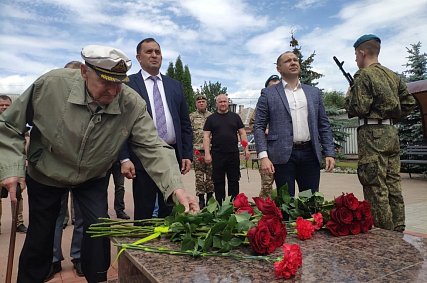 В Губкине 98-летний ветеран возложил цветы к памятникам в День памяти и скорби