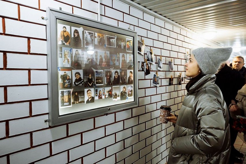 Губкинский фотограф собрала портреты старооскольцев в подземном переходе