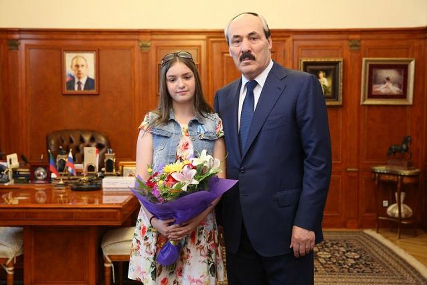 За поэму о полицейском белгородскую школьницу наградил глава Дагестана