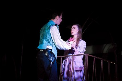 Без осовременивания, но для молодёжи. В Губкине поставили «Ромео и Джульетту»