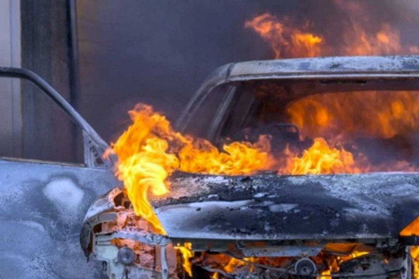 В Губкине 19 октября сгорела иномарка и бытовой вагончик