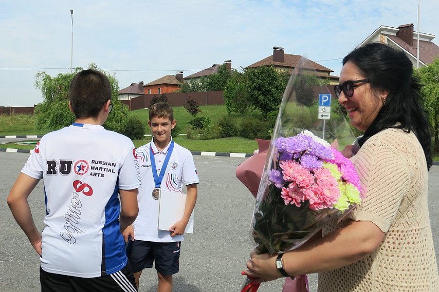 В Губкине встретили чемпиона Европы по боксу Серафима Анненкова