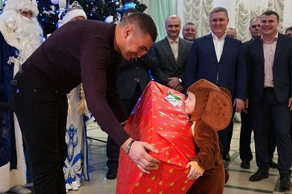 Сотрудники Лебединского ГОКа исполнили желания губкинских детей