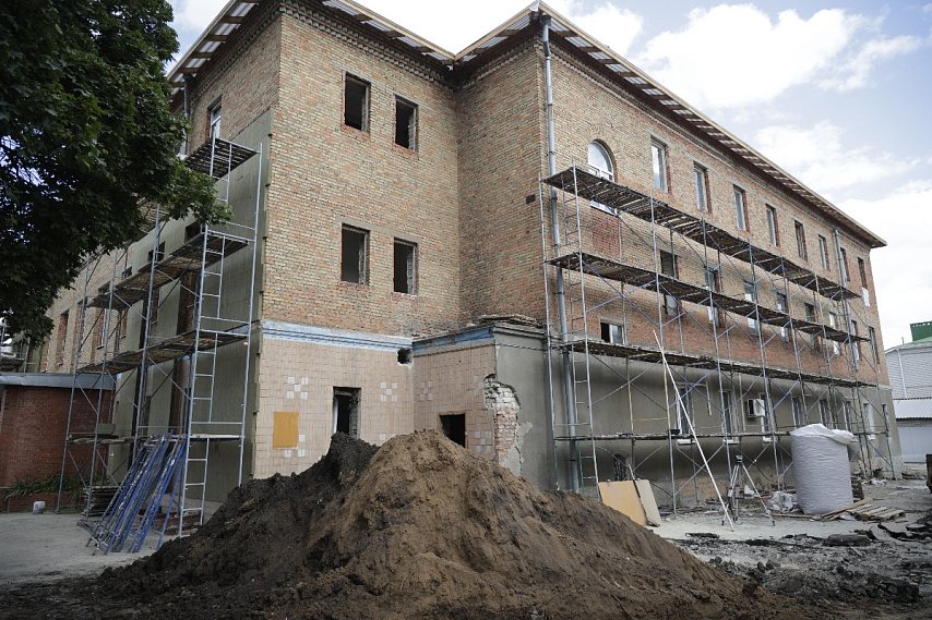 Губернатор проинспектировал ремонт Губкинского горно-политехнического колледжа