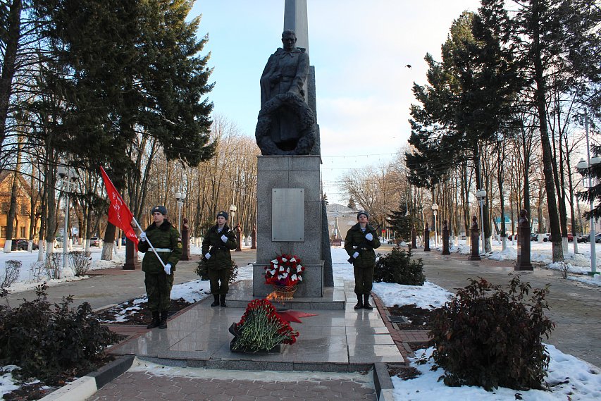 Губкинцы возложили цветы в честь 78-й годовщины освобождения района