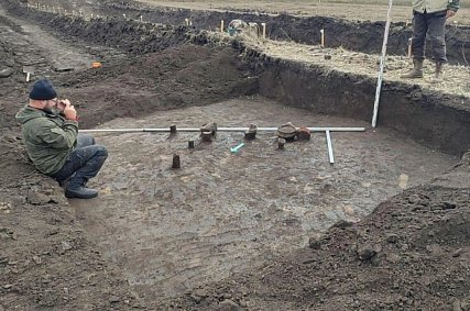 Нож и сосуды бронзового века нашли во время раскопок в Губкинском округе