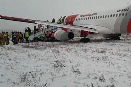 В Белгороде самолёт с пассажирами выкатился за пределы взлётно-посадочной полосы