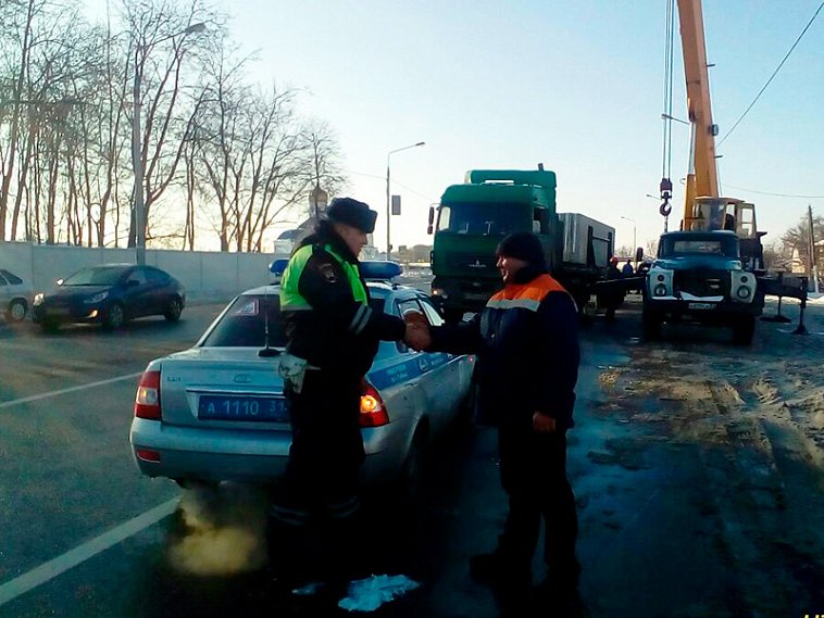 Губкинские полицейские помогли водителю сломавшегося тягача
