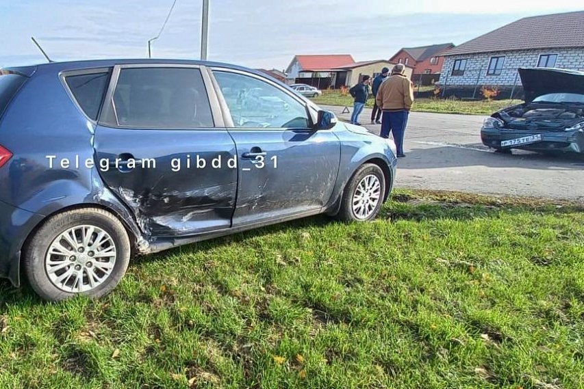 «Лада» и «Киа» столкнулись на перекрёстке в Губкине