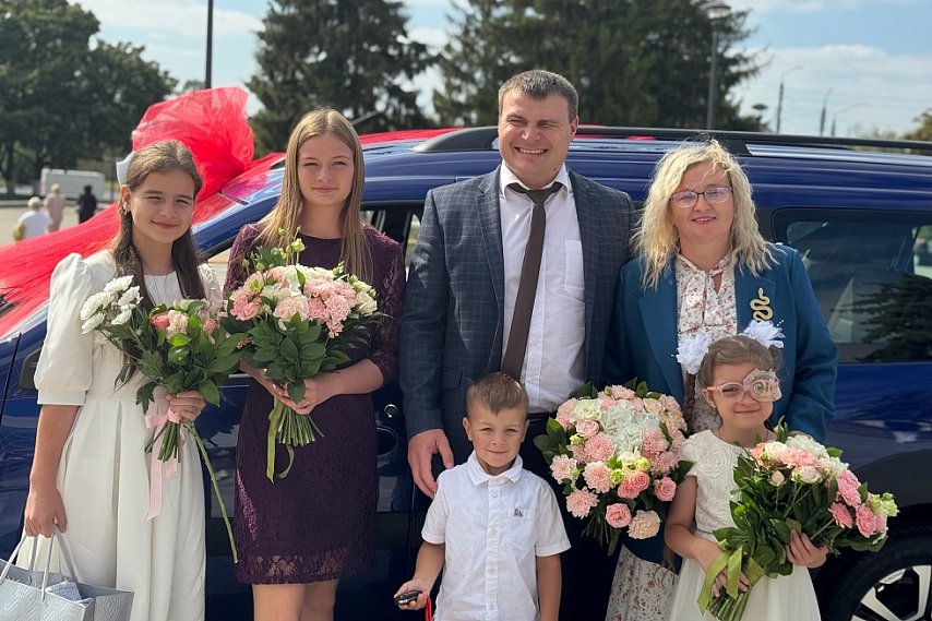 Многодетной семье Коневых из Губкина подарили автомобиль