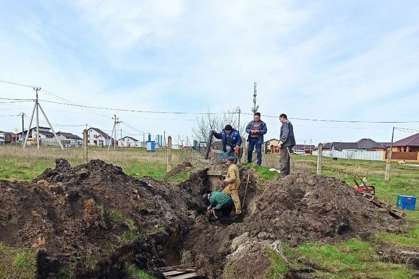 В Губкине заменили 100 метров изношенного водопровода перед поливным сезоном