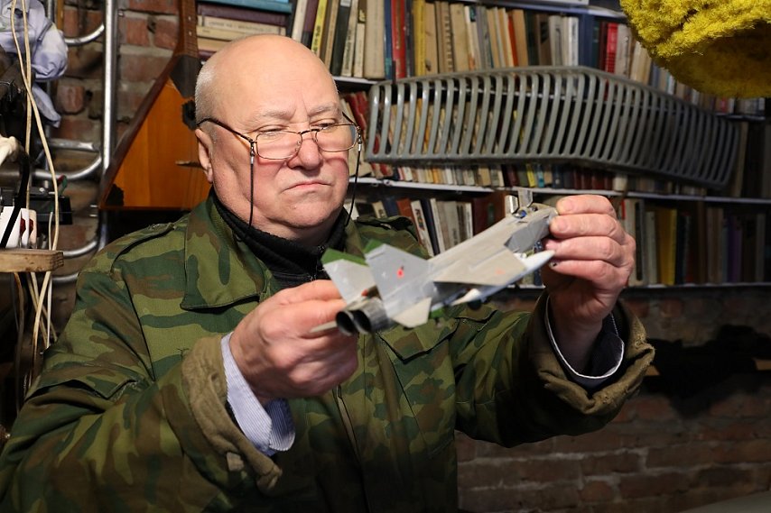 Необычный гараж в центре Губкина: Борис Жиленков собрал коллекцию моделей военной техники двух веков